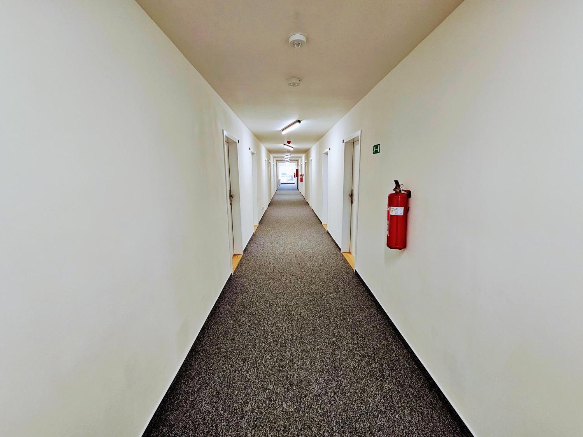 Terrace-View Prague Apartments For Business & Leisure, Free Parking & Gym, Near Metro & Aqua Sport Centre — Photos 3